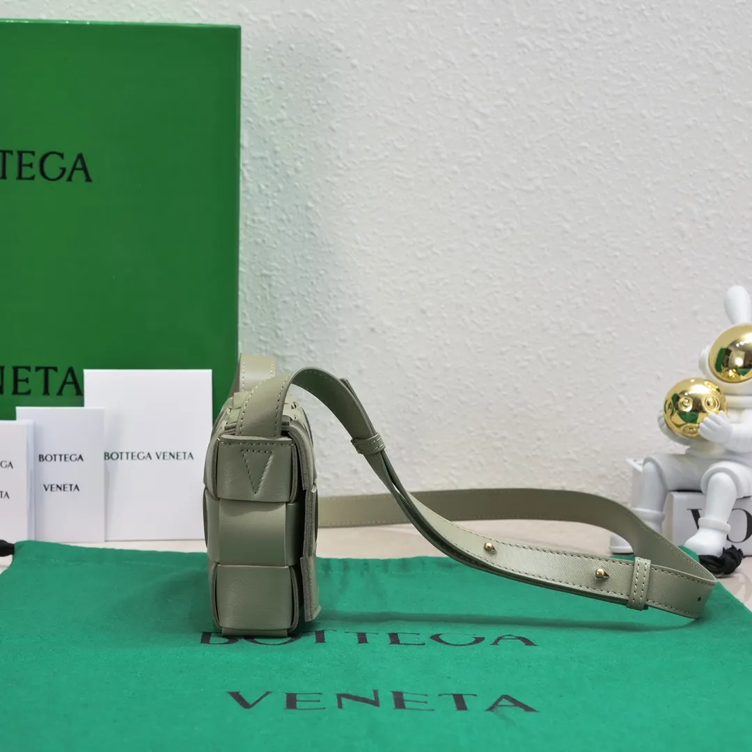 Ready stock, first release on the whole network ♨️♨️ (mini size) BV sheepskin + 15 grid cassette + limited edition 🉑️🉑️🉑️ Classic, high-end and simple. This upper body is super refreshing! Paired with the BV parrot green on the sides, it’s very stylish but not exaggerated! Model: 7587 Size: 19*5.5*12cm